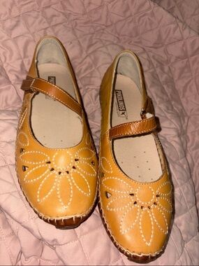 Pikolinos Women's Mustard Mary Jane Flats / Size 38. 7.5 like new , worn once